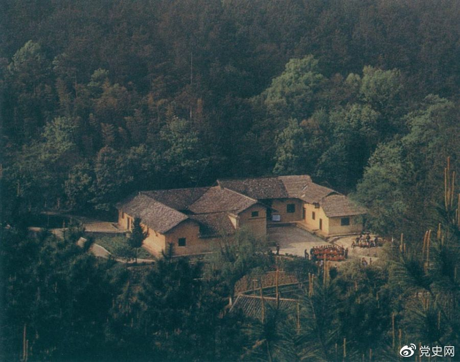 毛澤東故居——湖南省湘潭縣韶山?jīng)_上屋場(chǎng)。1893年12月26日，毛澤東在這里誕生。